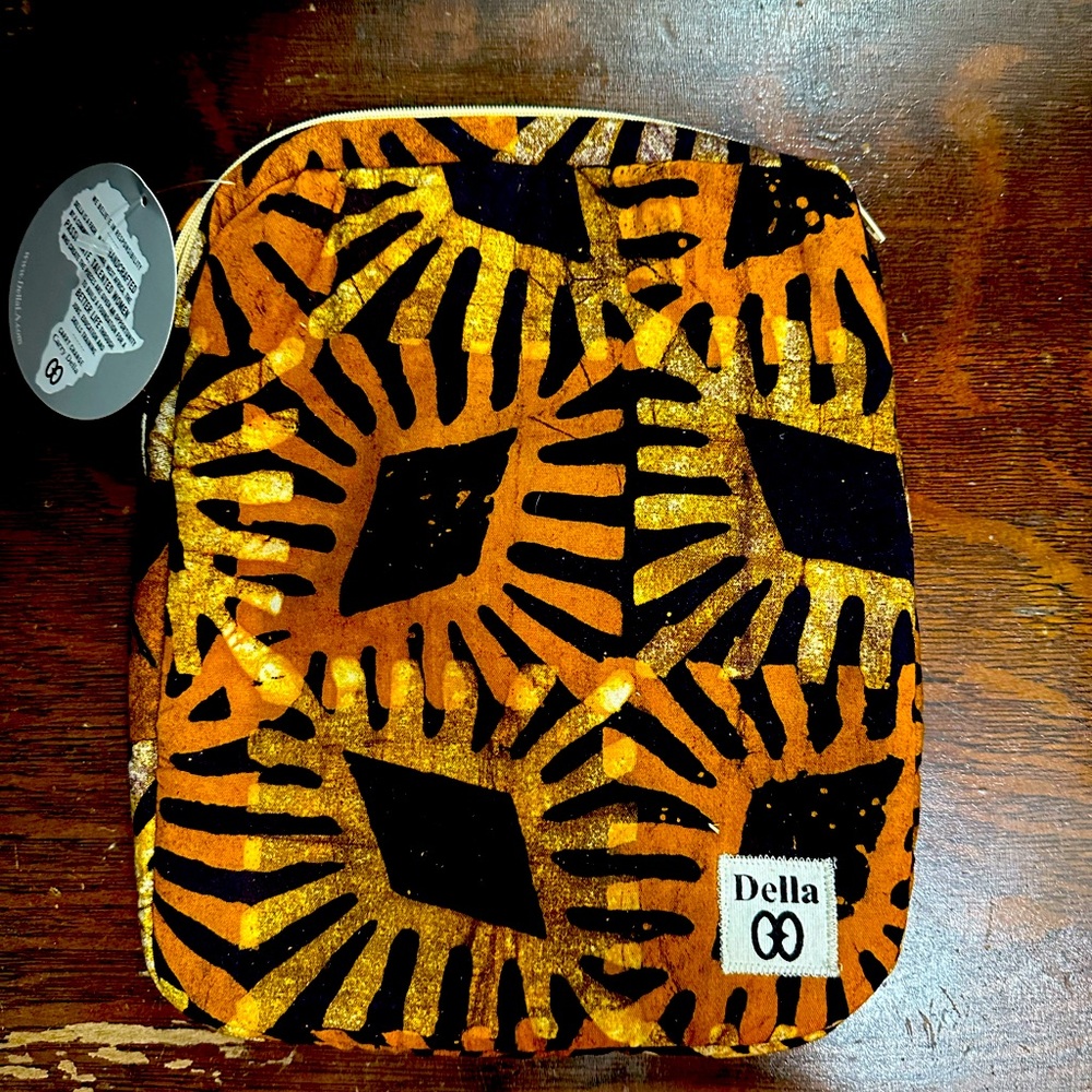Carring case, I pad case. NWT. This a a brand new case in perfect conditions.
